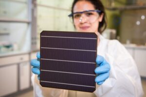 有望改變太陽能市場的新電池，英國鈣鈦礦-矽晶串疊型模組效率頻創紀錄